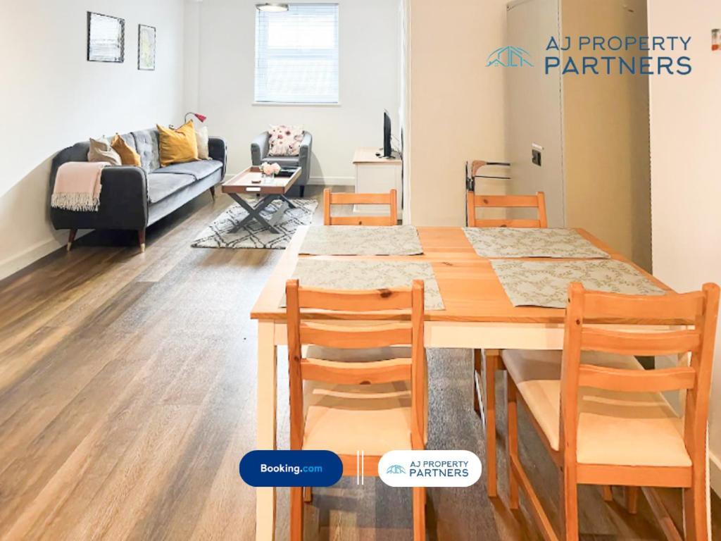Premium Offer L Last-Minute Escape L Aj Properties L High Street Cheltenham L Parking L Ideal For Short Or Long Stays - Town Centre Apartment, 4 Beds, 1 Bathroom Εξωτερικό φωτογραφία