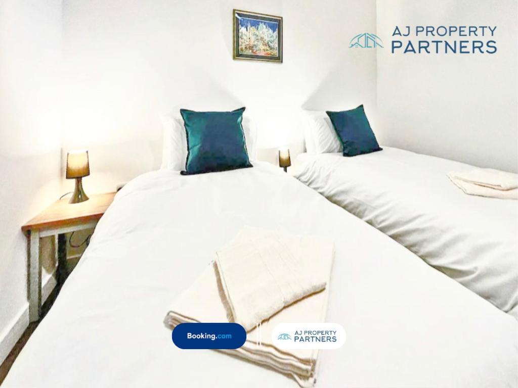 Premium Offer L Last-Minute Escape L Aj Properties L High Street Cheltenham L Parking L Ideal For Short Or Long Stays - Town Centre Apartment, 4 Beds, 1 Bathroom Εξωτερικό φωτογραφία
