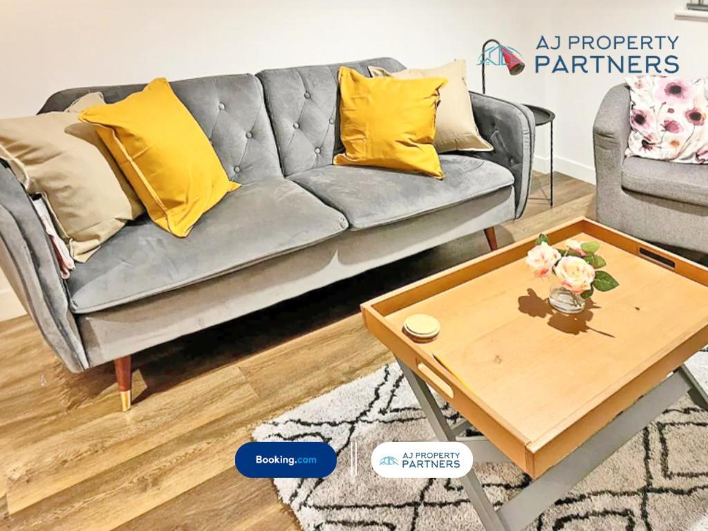 Premium Offer L Last-Minute Escape L Aj Properties L High Street Cheltenham L Parking L Ideal For Short Or Long Stays - Town Centre Apartment, 4 Beds, 1 Bathroom Εξωτερικό φωτογραφία