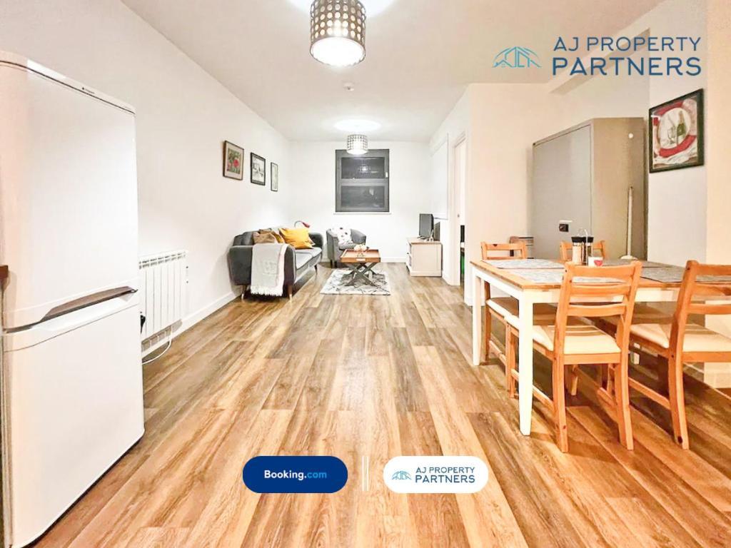 Premium Offer L Last-Minute Escape L Aj Properties L High Street Cheltenham L Parking L Ideal For Short Or Long Stays - Town Centre Apartment, 4 Beds, 1 Bathroom Εξωτερικό φωτογραφία