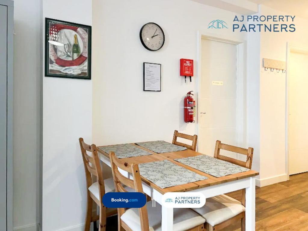 Premium Offer L Last-Minute Escape L Aj Properties L High Street Cheltenham L Parking L Ideal For Short Or Long Stays - Town Centre Apartment, 4 Beds, 1 Bathroom Εξωτερικό φωτογραφία