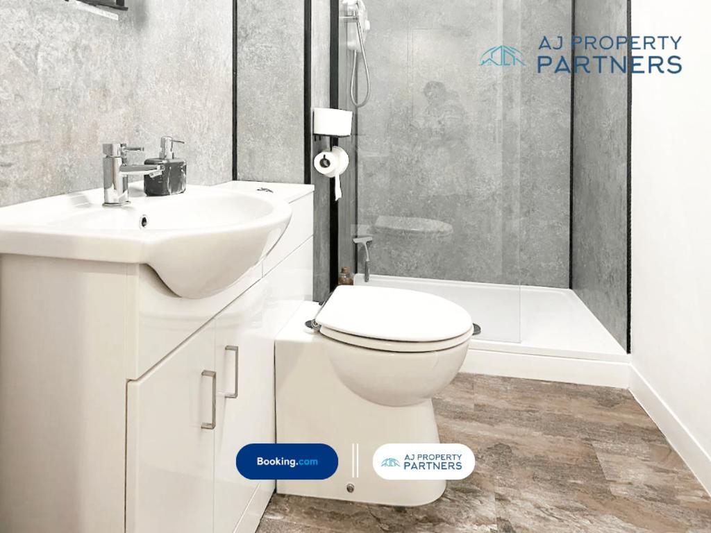 Premium Offer L Last-Minute Escape L Aj Properties L High Street Cheltenham L Parking L Ideal For Short Or Long Stays - Town Centre Apartment, 4 Beds, 1 Bathroom Εξωτερικό φωτογραφία