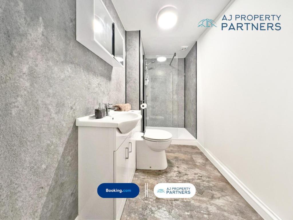 Premium Offer L Last-Minute Escape L Aj Properties L High Street Cheltenham L Parking L Ideal For Short Or Long Stays - Town Centre Apartment, 4 Beds, 1 Bathroom Εξωτερικό φωτογραφία