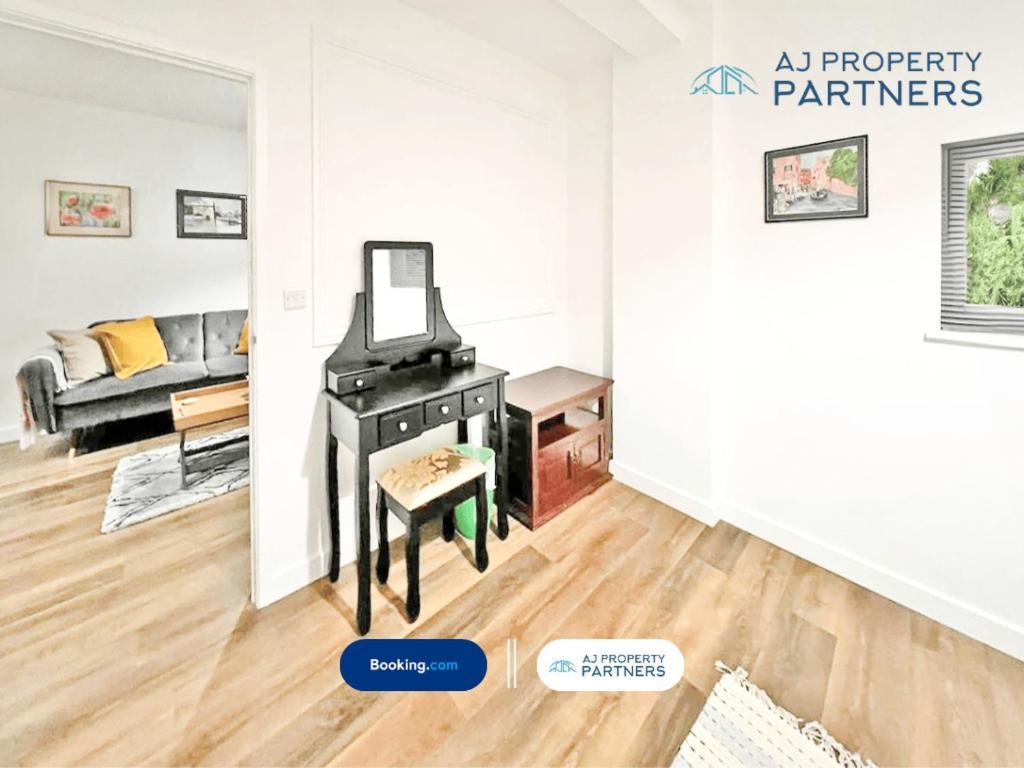 Premium Offer L Last-Minute Escape L Aj Properties L High Street Cheltenham L Parking L Ideal For Short Or Long Stays - Town Centre Apartment, 4 Beds, 1 Bathroom Εξωτερικό φωτογραφία