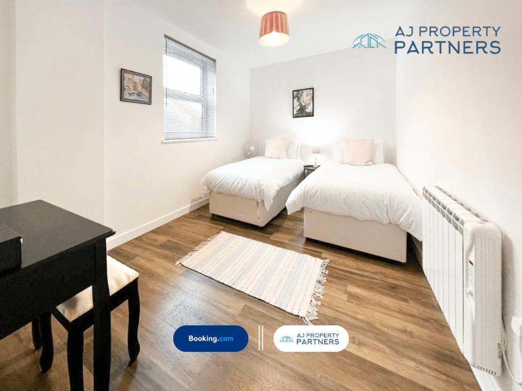 Premium Offer L Last-Minute Escape L Aj Properties L High Street Cheltenham L Parking L Ideal For Short Or Long Stays - Town Centre Apartment, 4 Beds, 1 Bathroom Εξωτερικό φωτογραφία