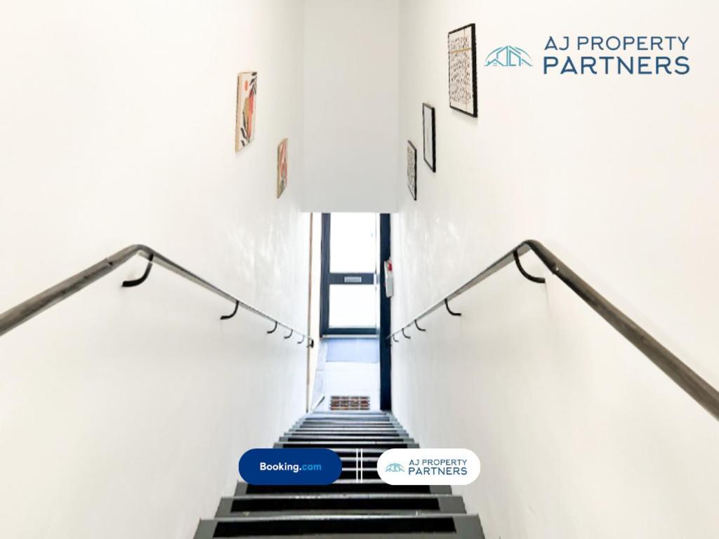 Premium Offer L Last-Minute Escape L Aj Properties L High Street Cheltenham L Parking L Ideal For Short Or Long Stays - Town Centre Apartment, 4 Beds, 1 Bathroom Εξωτερικό φωτογραφία